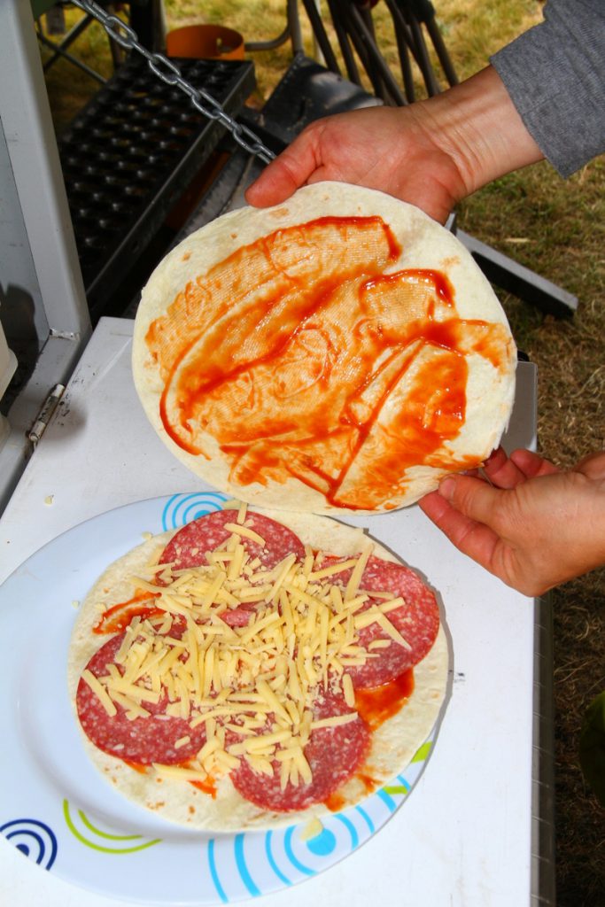 Camping tortilla pizza - layers