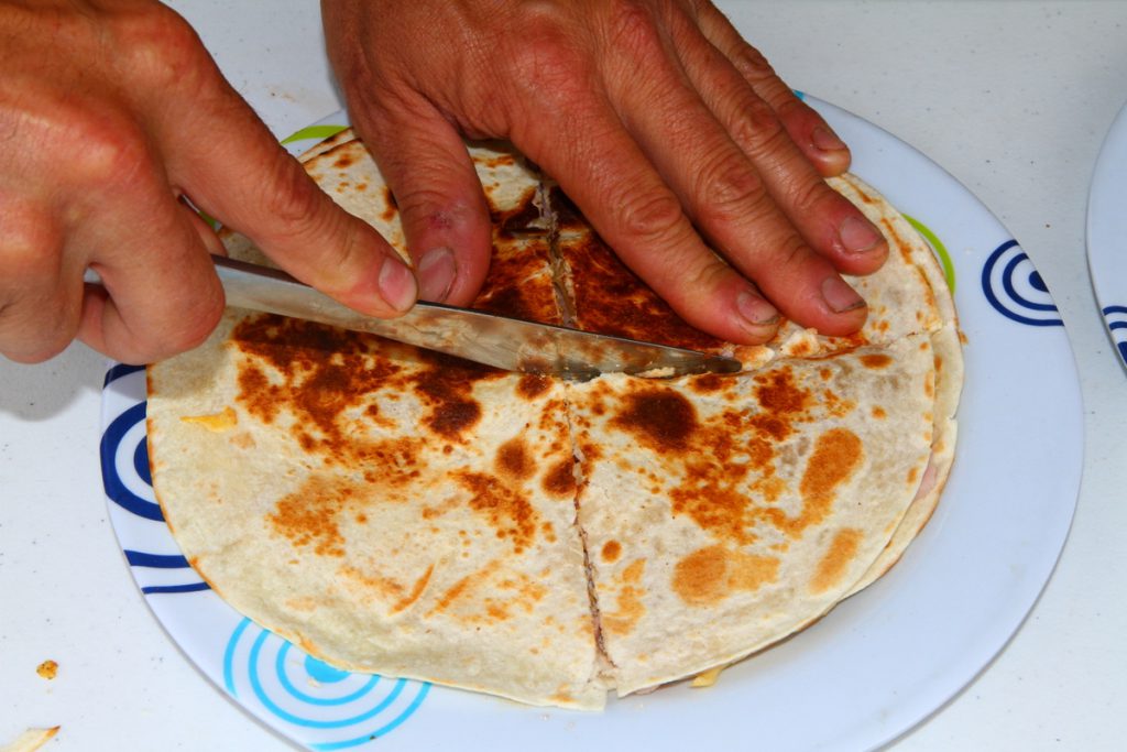 Camping tortillas - cutting